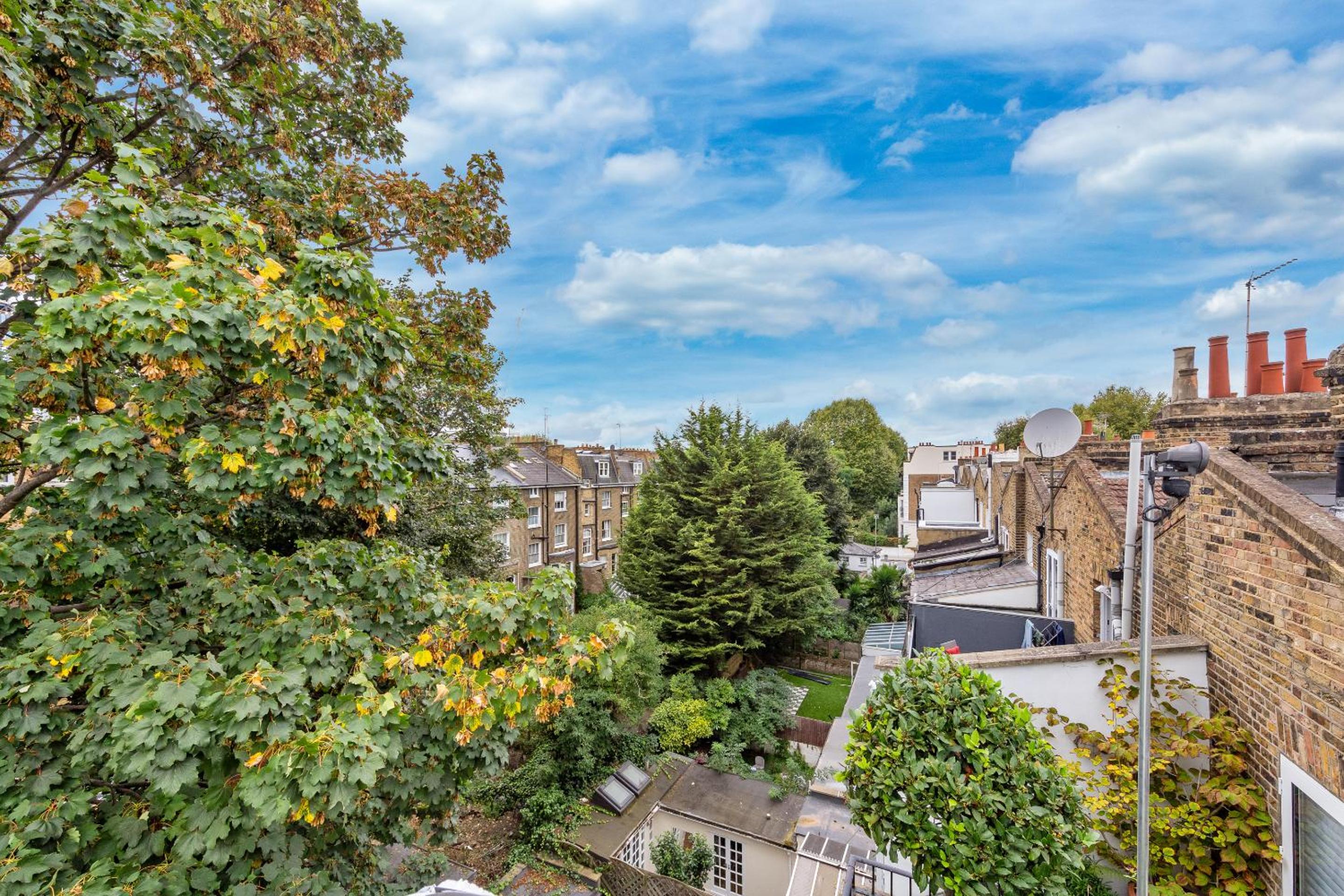 2 BR Flat By Regal Realms Short Lets & Serviced Accommodation Kensington, 2-Minute Walk from Station