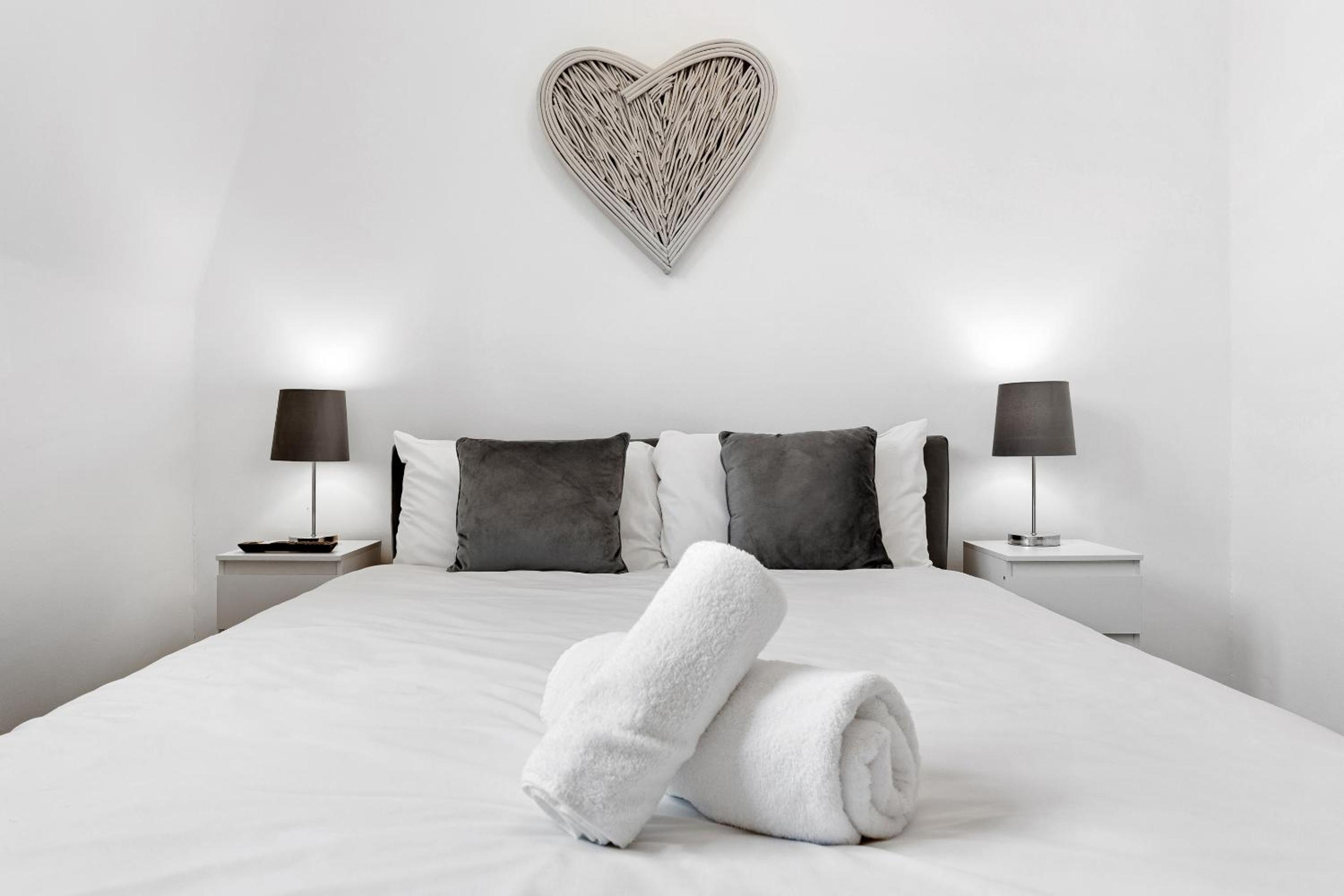 2 BR Flat By Regal Realms Short Lets & Serviced Accommodation Kensington, 2-Minute Walk from Station