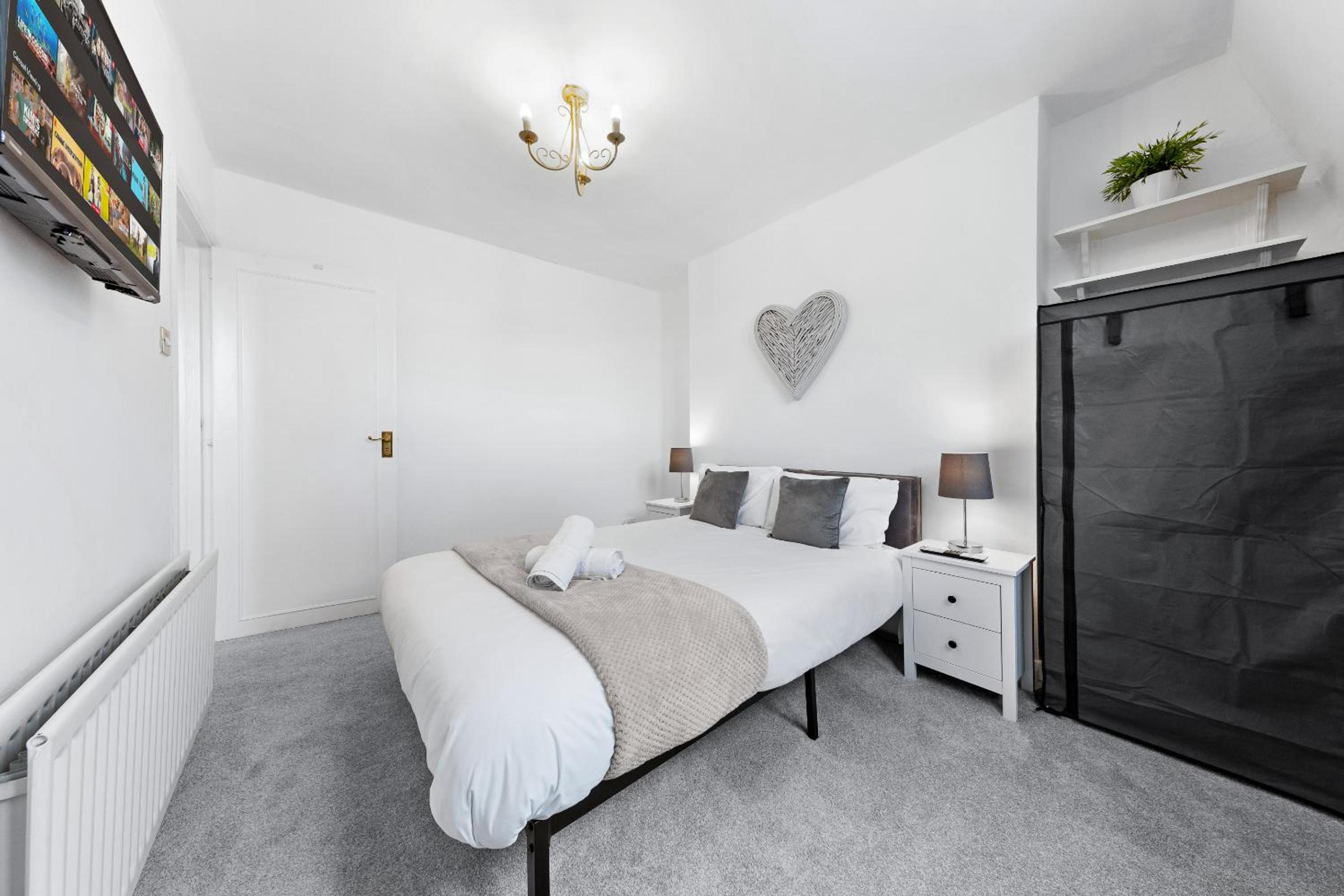 2 BR Flat By Regal Realms Short Lets & Serviced Accommodation Kensington, 2-Minute Walk from Station