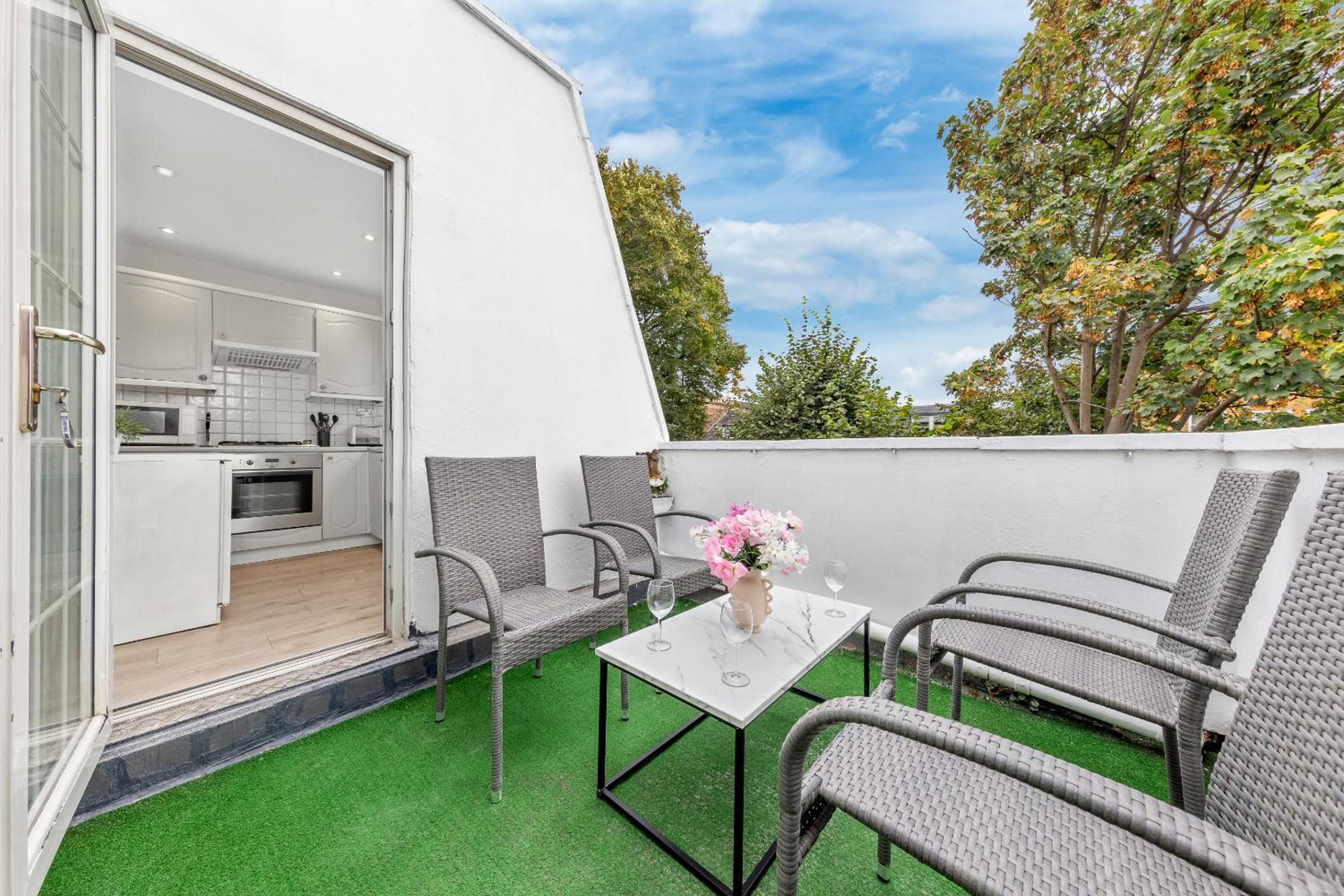 2 BR Flat By Regal Realms Short Lets & Serviced Accommodation Kensington, 2-Minute Walk from Station