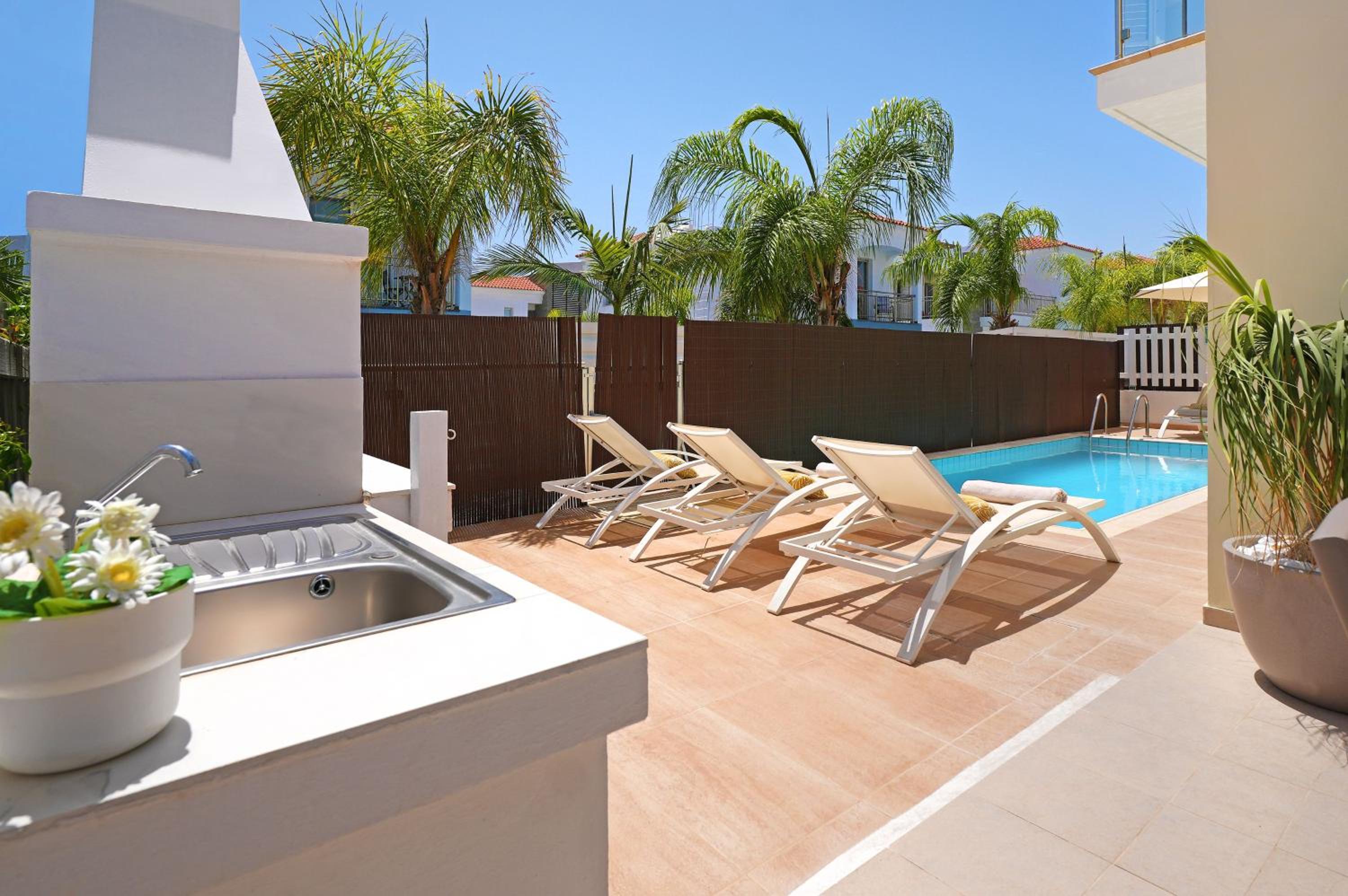 Villa Artemis - 30m from Pernera Beach