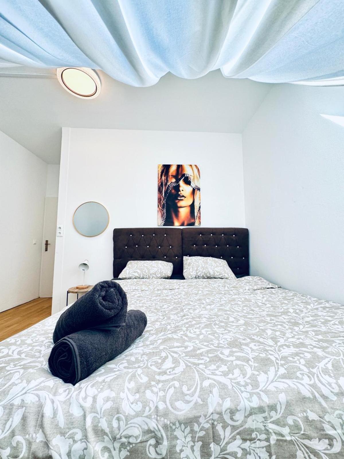 Room in a Shared Apt 6-Min Drive to Schönbrunn