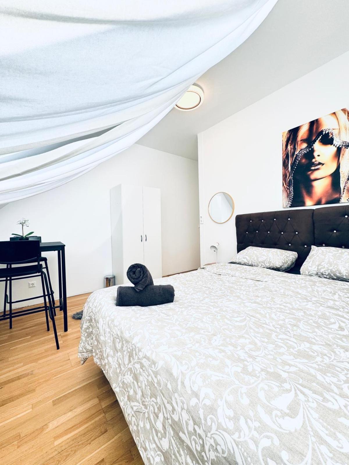 Room in a Shared Apt 6-Min Drive to Schönbrunn