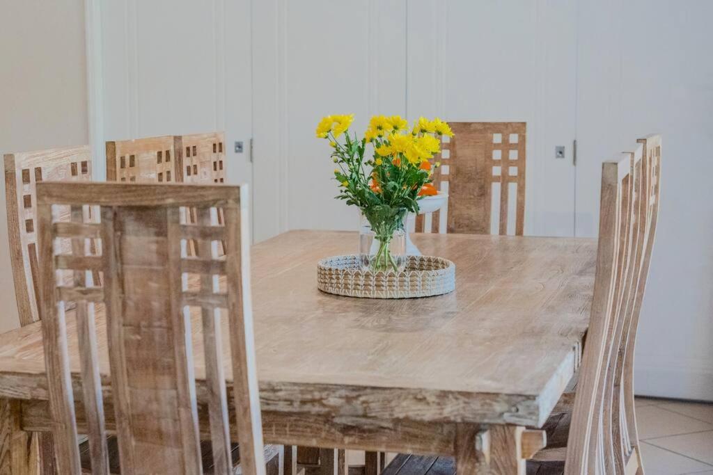 Lake House, pet friendly, stroll to beach & cafes