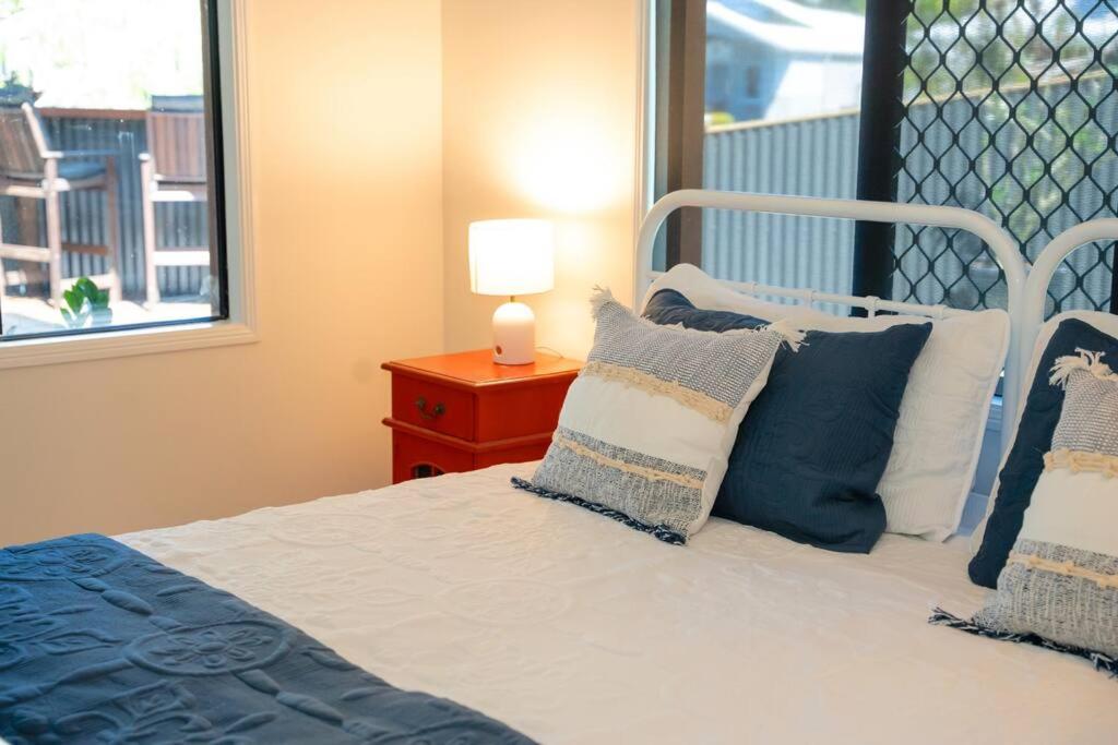 Lake House, pet friendly, stroll to beach & cafes