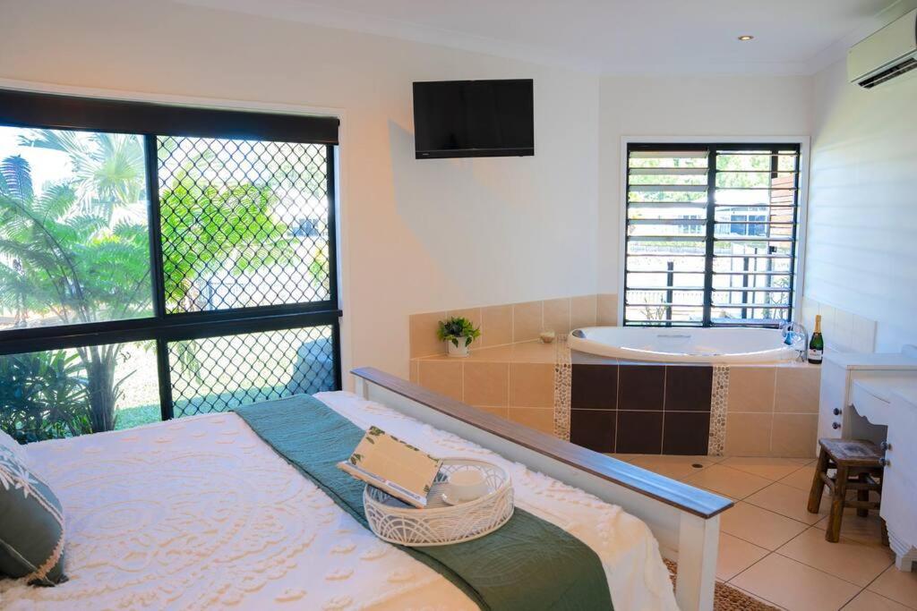 Lake House, pet friendly, stroll to beach & cafes