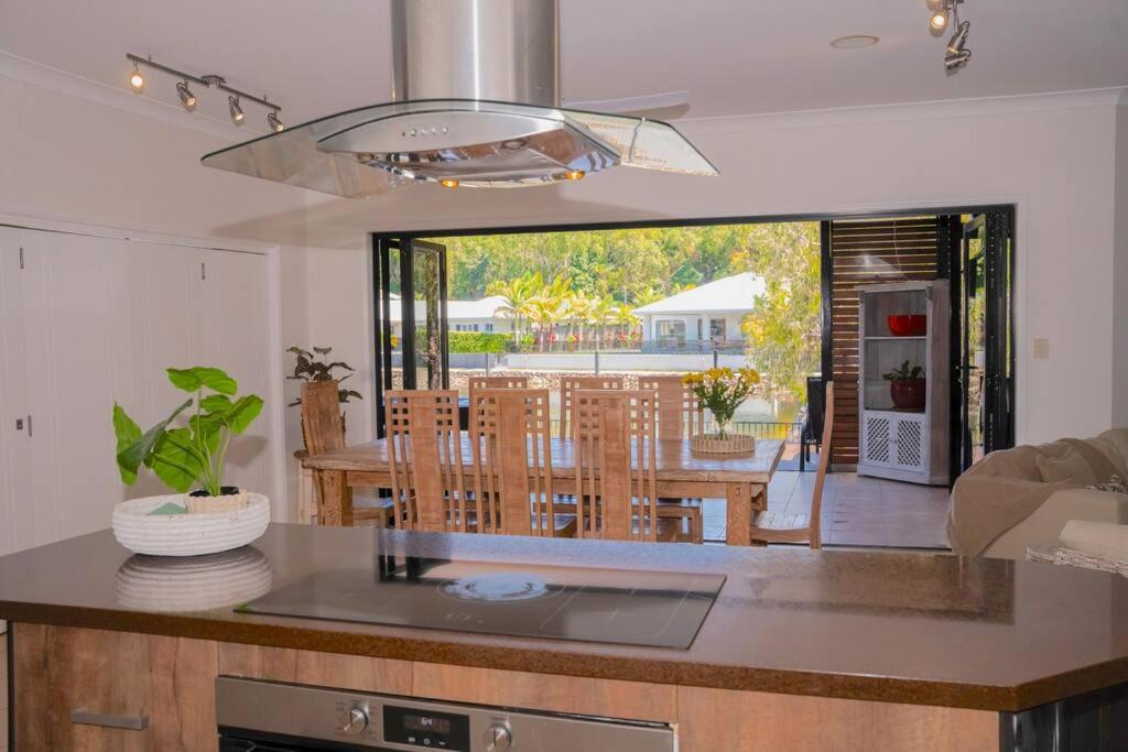 Lake House, pet friendly, stroll to beach & cafes