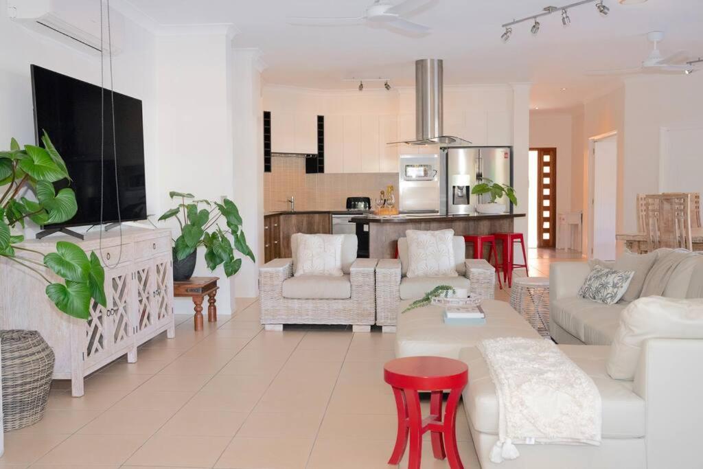 Lake House, pet friendly, stroll to beach & cafes