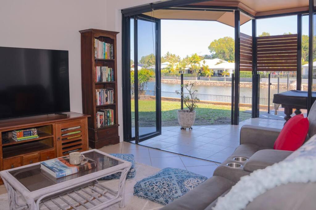 Lake House, pet friendly, stroll to beach & cafes