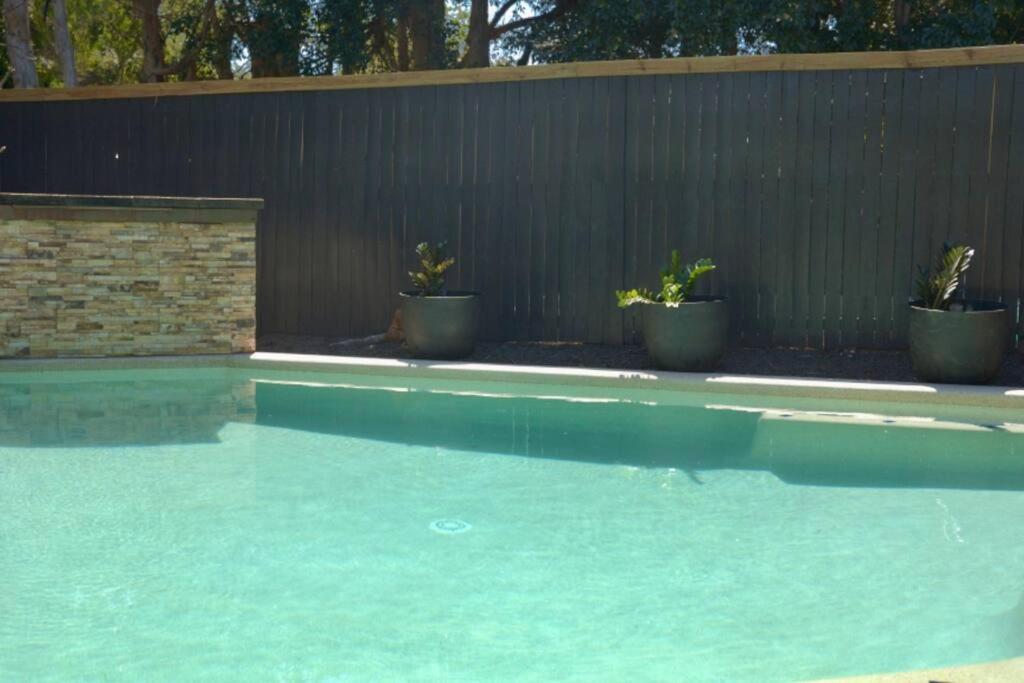 Lake House, pet friendly, stroll to beach & cafes