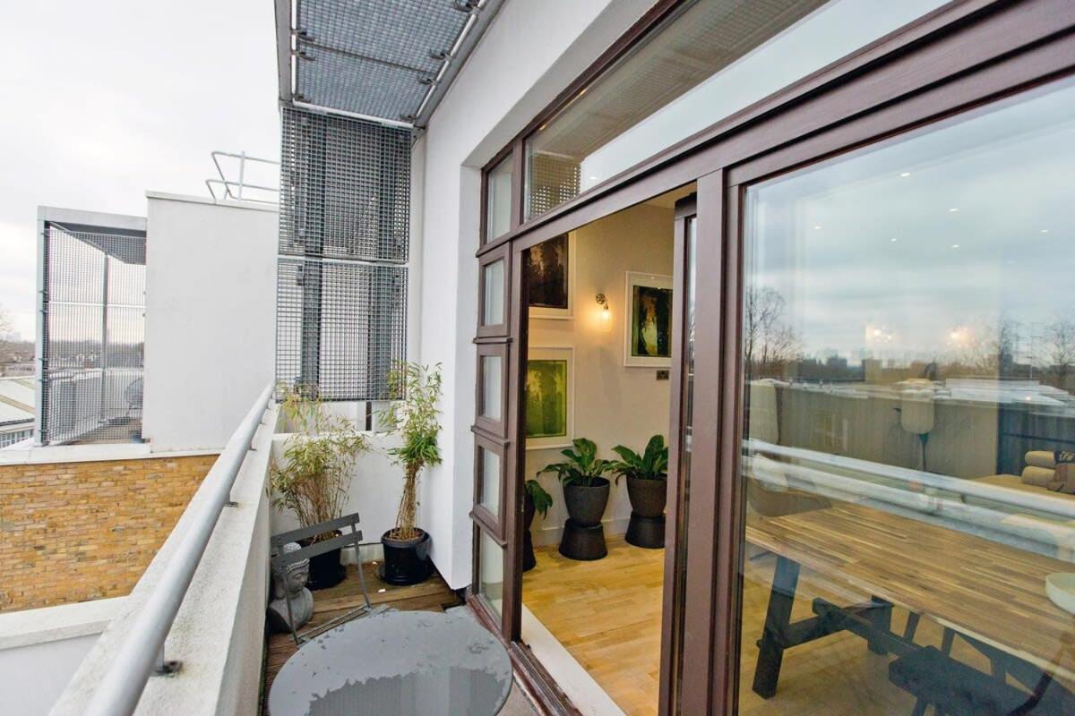 Stylish Penthouse with City Views / balcony AC