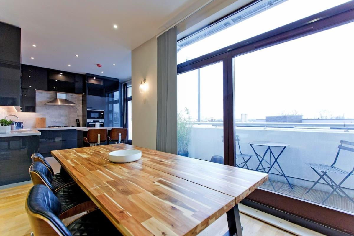 Stylish Penthouse with City Views / balcony AC