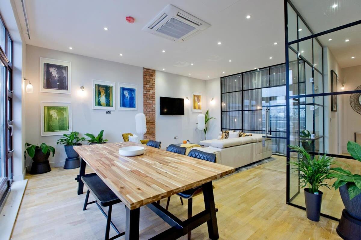 Stylish Penthouse with City Views / balcony AC