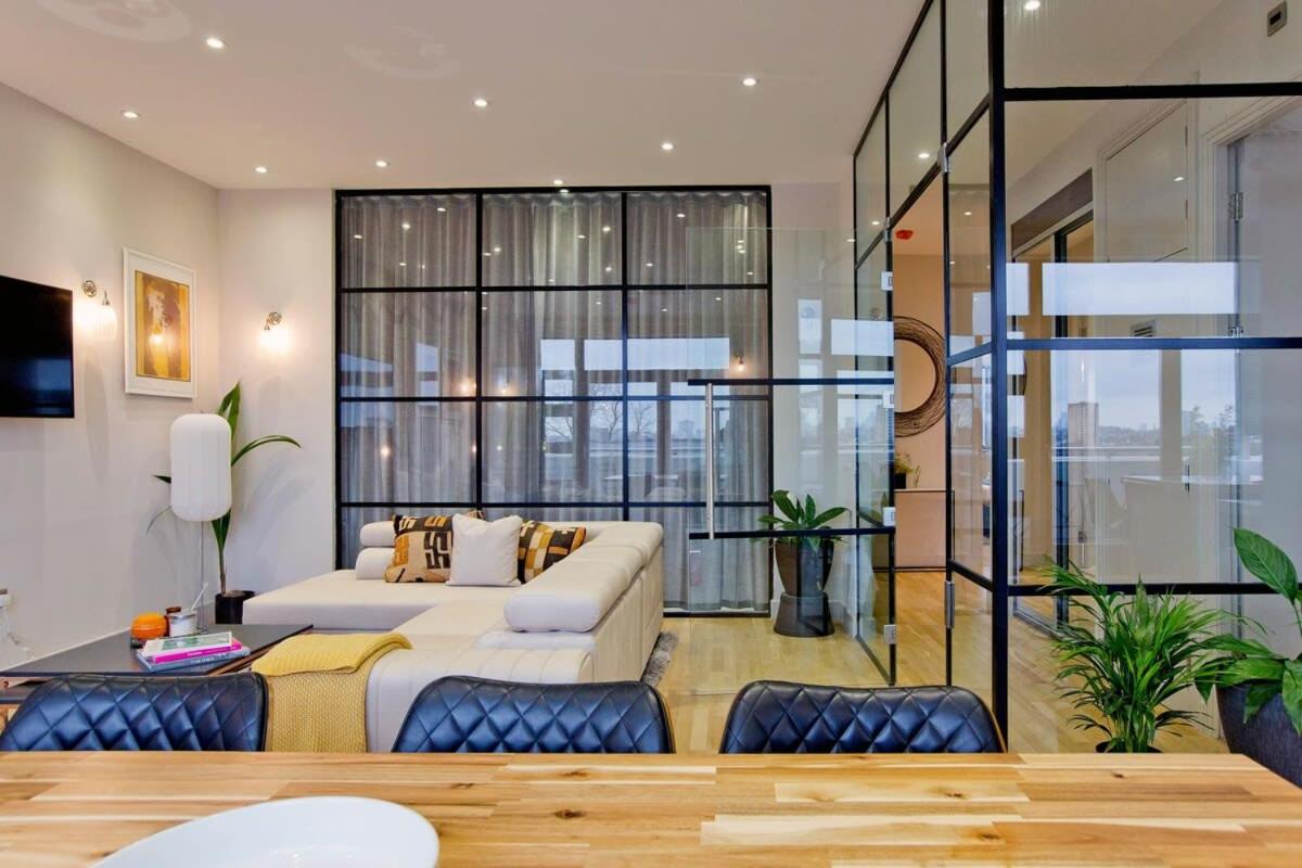 Stylish Penthouse with City Views / balcony AC