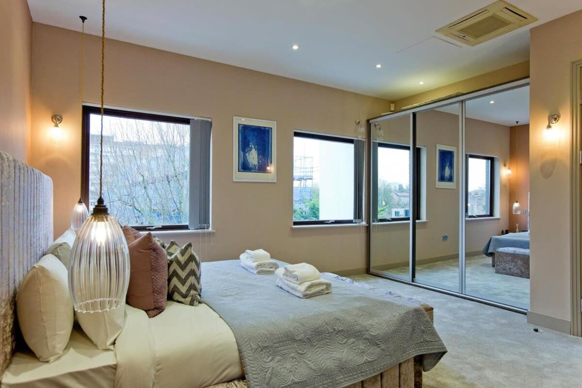 Stylish Penthouse with City Views / balcony AC