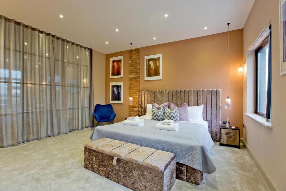 Stylish Penthouse with City Views / balcony AC