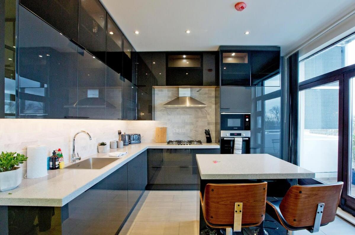 Stylish Penthouse with City Views / balcony AC
