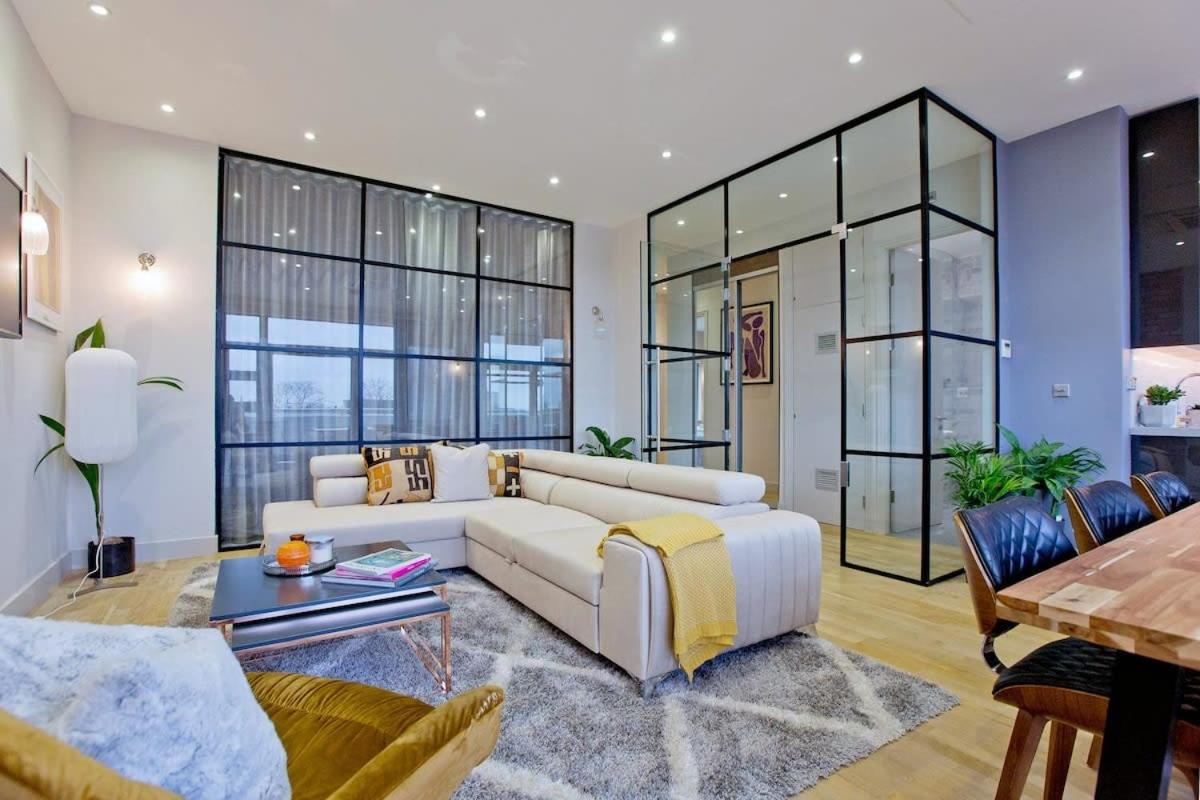 Stylish Penthouse with City Views / balcony AC