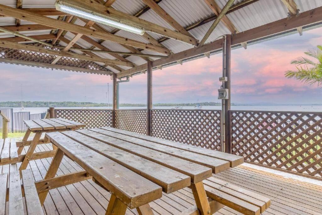 La Sirena Pool and barbie, private boat ramp, WiFi, two bedrooms, 3 beds