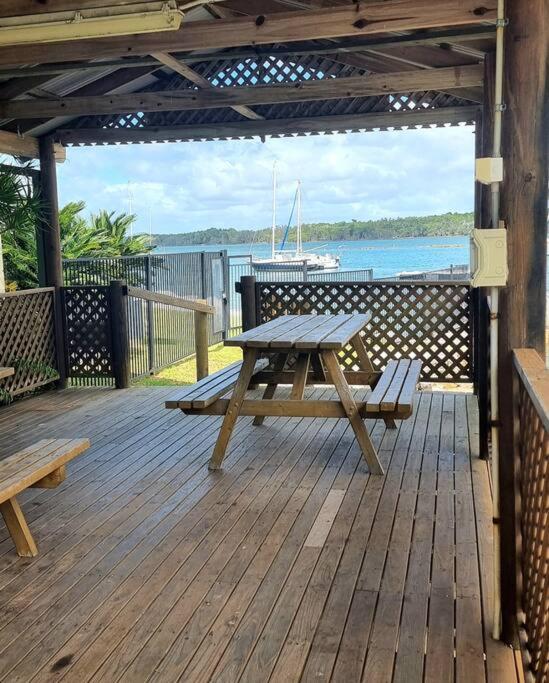 La Sirena Pool and barbie, private boat ramp, WiFi, two bedrooms, 3 beds