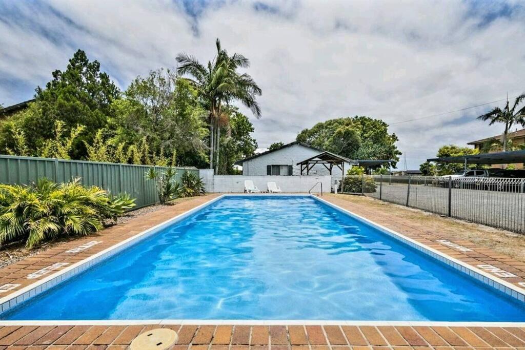La Sirena Pool and barbie, private boat ramp, WiFi, two bedrooms, 3 beds