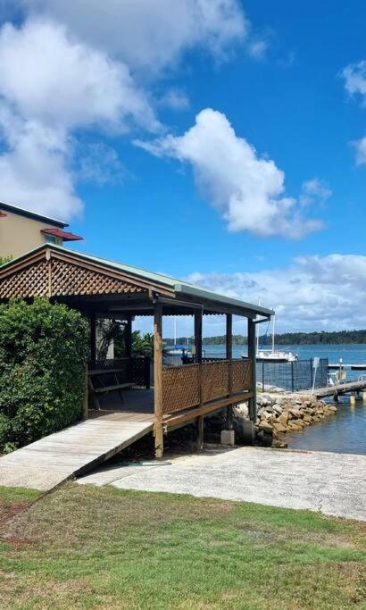 La Sirena Pool and barbie, private boat ramp, WiFi, two bedrooms, 3 beds