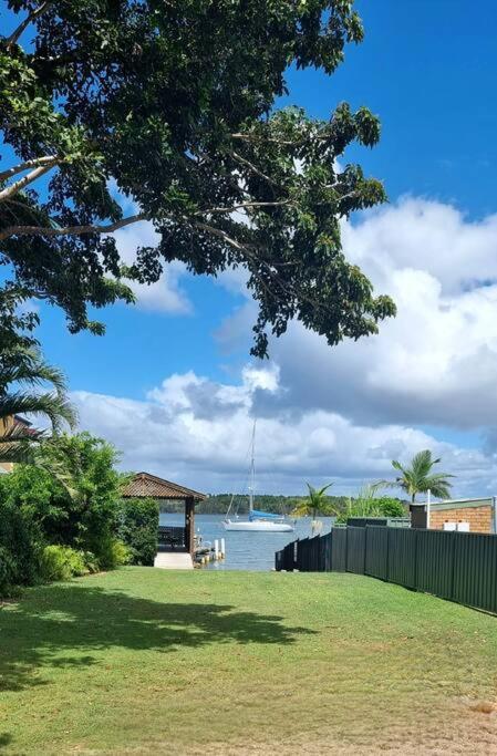 La Sirena Pool and barbie, private boat ramp, WiFi, two bedrooms, 3 beds