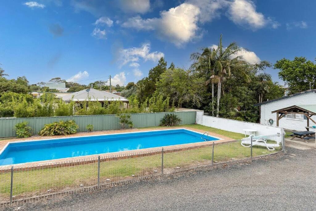 La Sirena Pool and barbie, private boat ramp, WiFi, two bedrooms, 3 beds