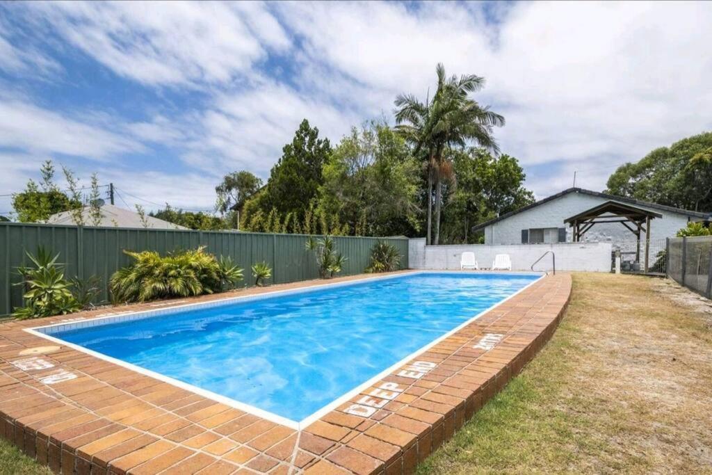 La Sirena Pool and barbie, private boat ramp, WiFi, two bedrooms, 3 beds