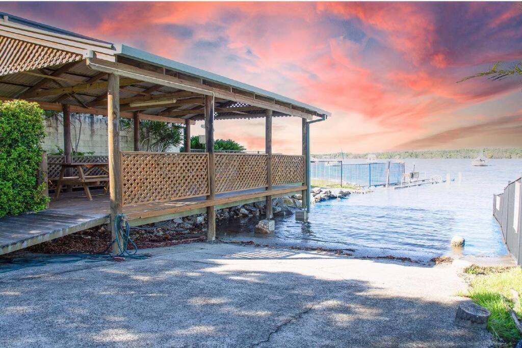 La Sirena Pool and barbie, private boat ramp, WiFi, two bedrooms, 3 beds