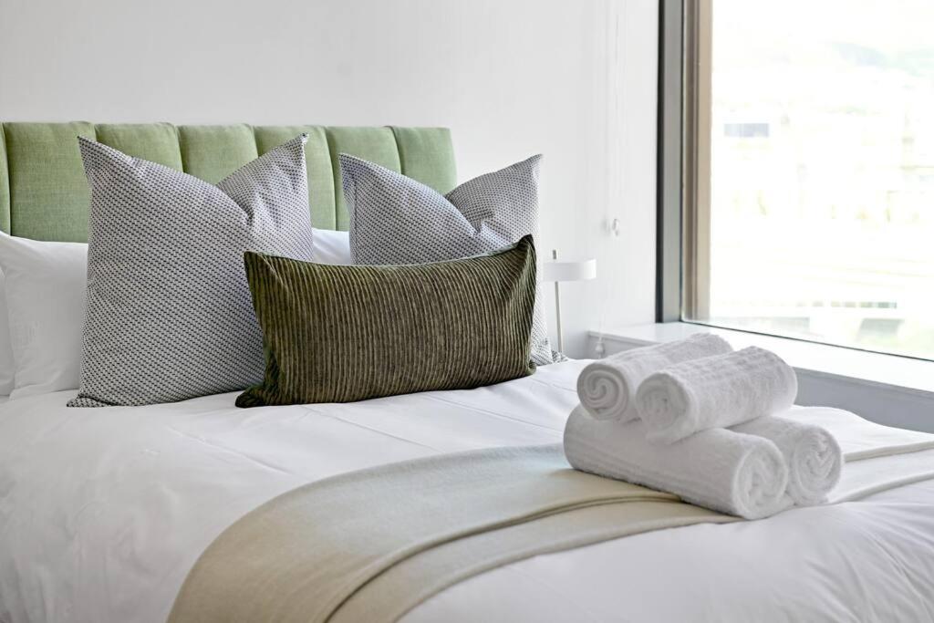 Aquila - Stylish 1-Bed Apartment in Iconic High-Rise City Views view 2