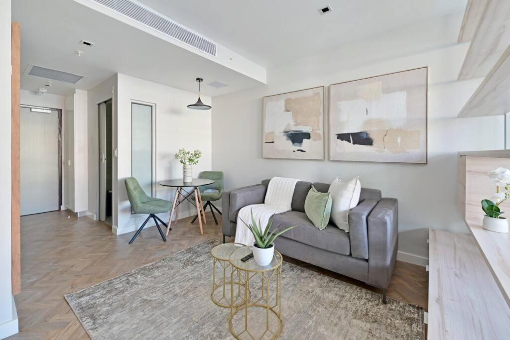 Aquila - Stylish 1-Bed Apartment in Iconic High-Rise City Views view 3