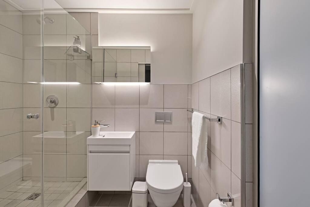 Aquila - Stylish 1-Bed Apartment in Iconic High-Rise City Views view 4