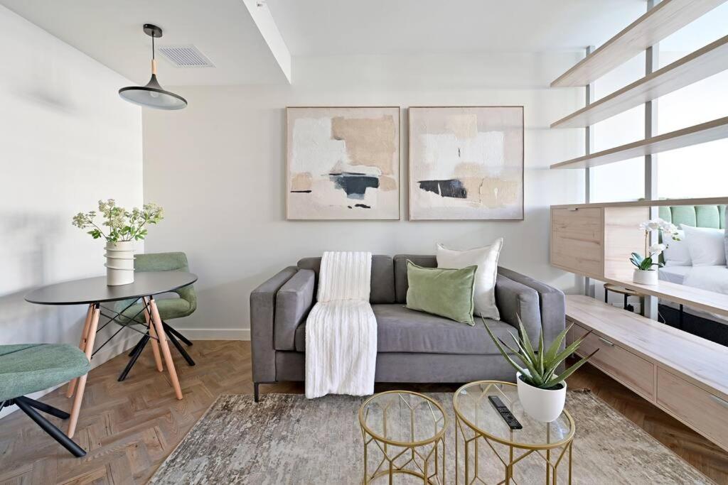 Aquila - Stylish 1-Bed Apartment in Iconic High-Rise City Views view 5