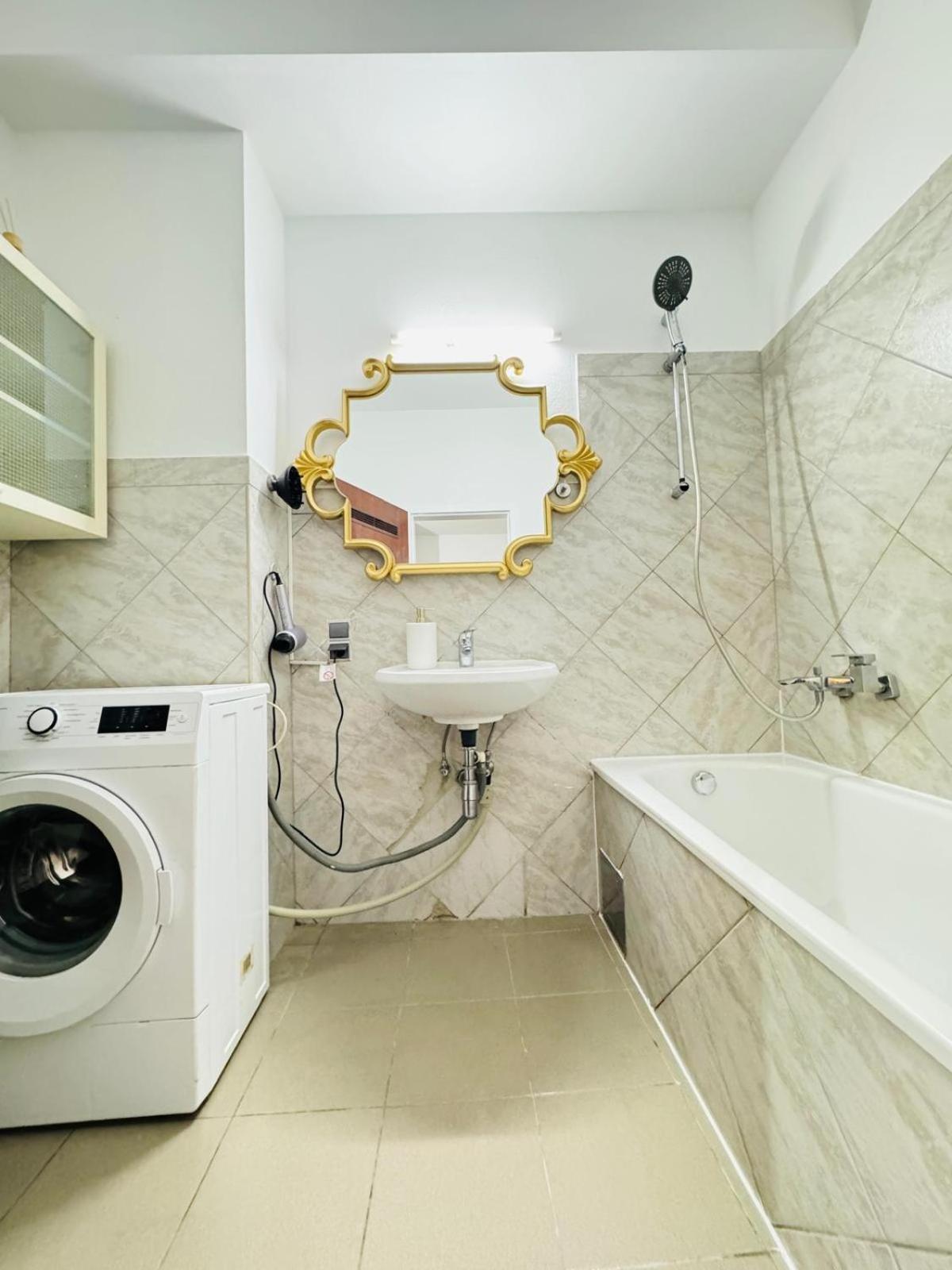 Comfy 4BR Apt- Nearby Schönbrunn