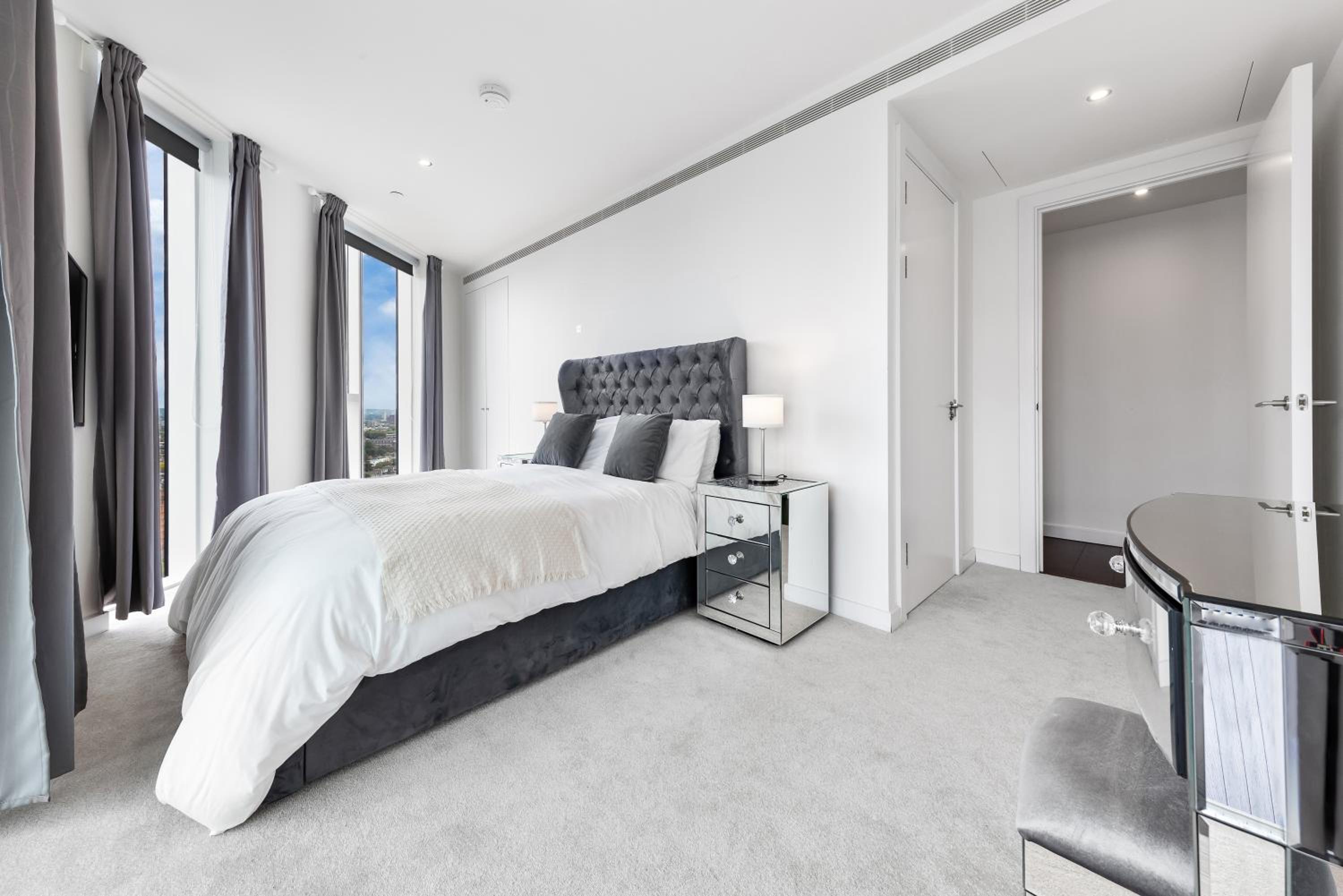 Luxury 18th Floor Flat By Regal Realms Flexible Renting London with Rooftop City views & Gym