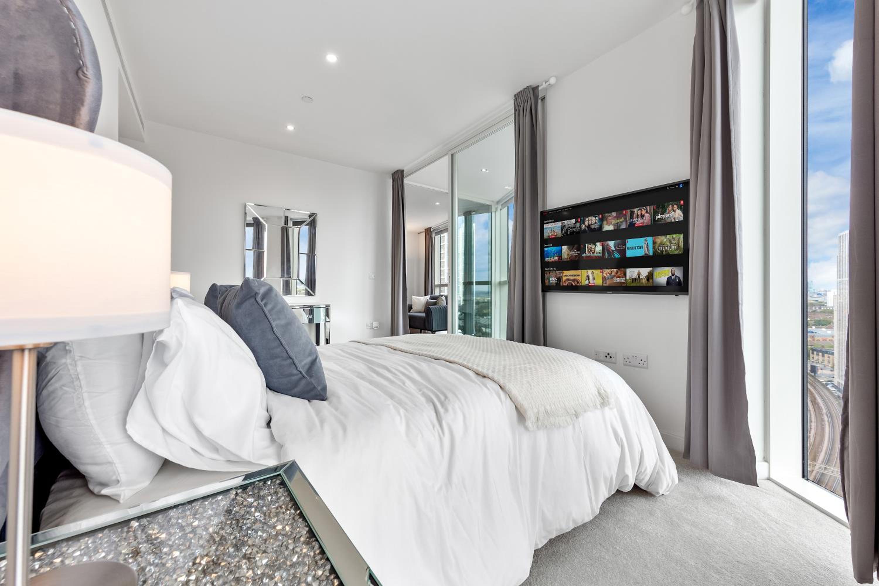 Luxury 18th Floor Flat By Regal Realms Flexible Renting London with Rooftop City views & Gym
