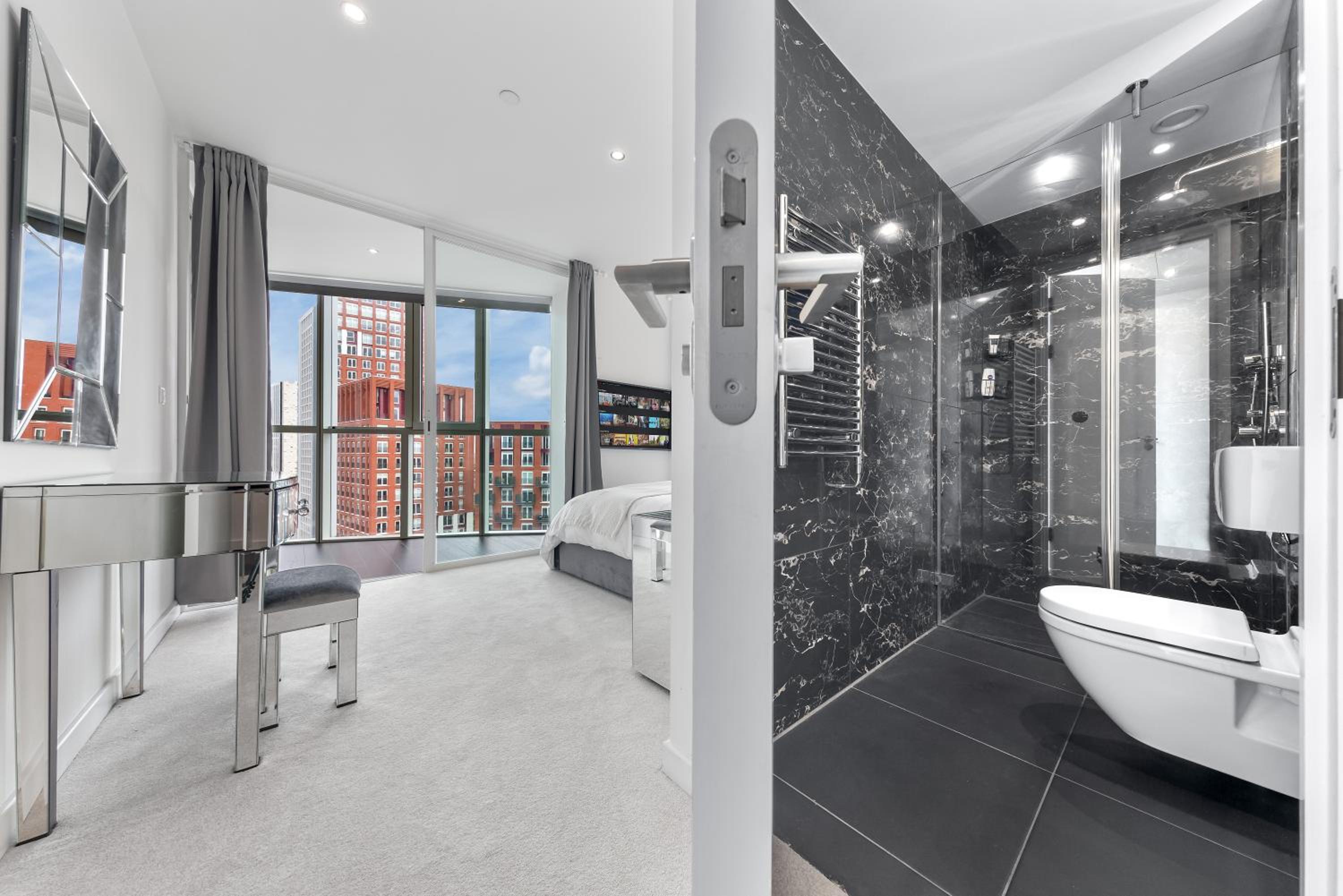 Luxury 18th Floor Flat By Regal Realms Flexible Renting London with Rooftop City views & Gym