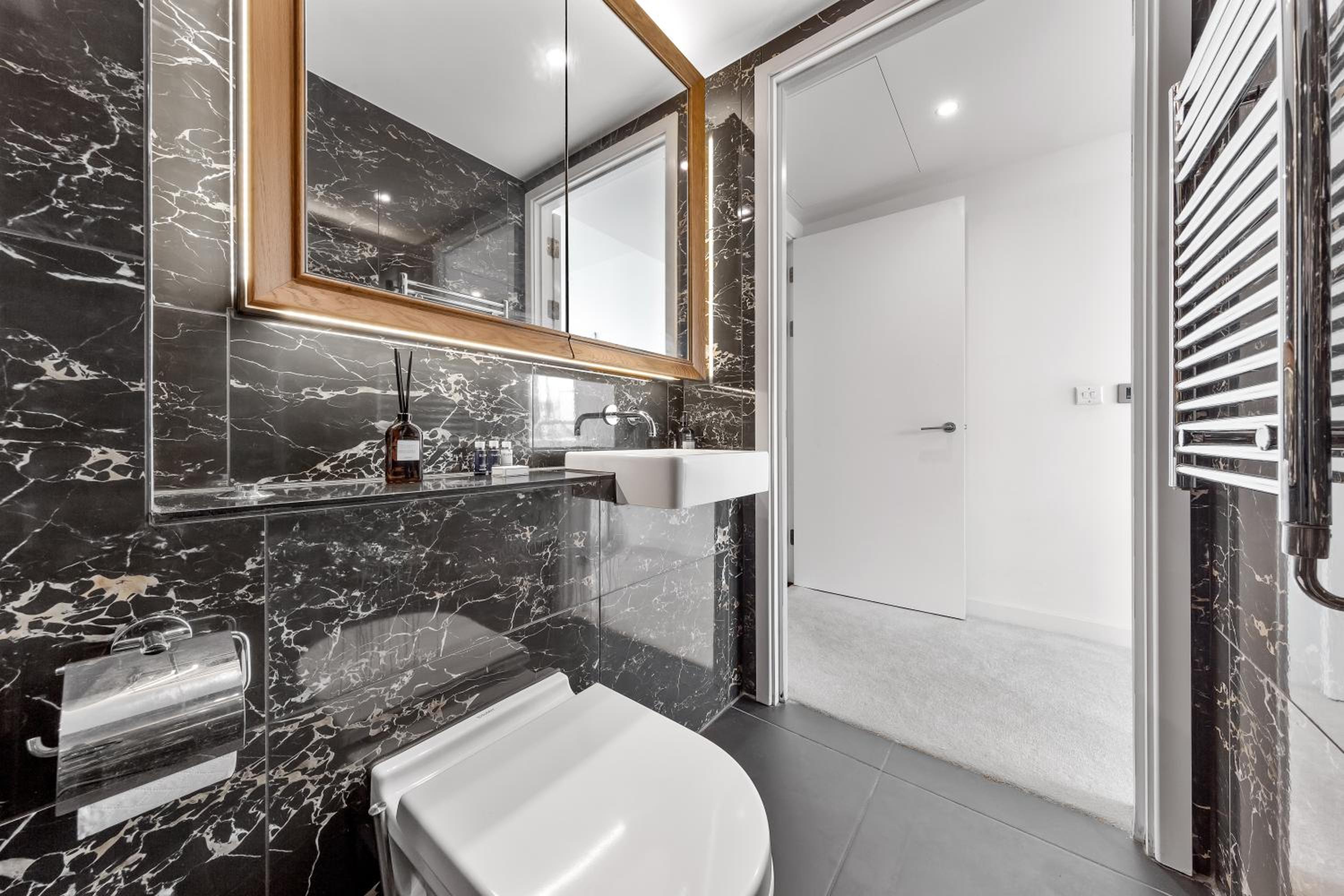 Luxury 18th Floor Flat By Regal Realms Flexible Renting London with Rooftop City views & Gym