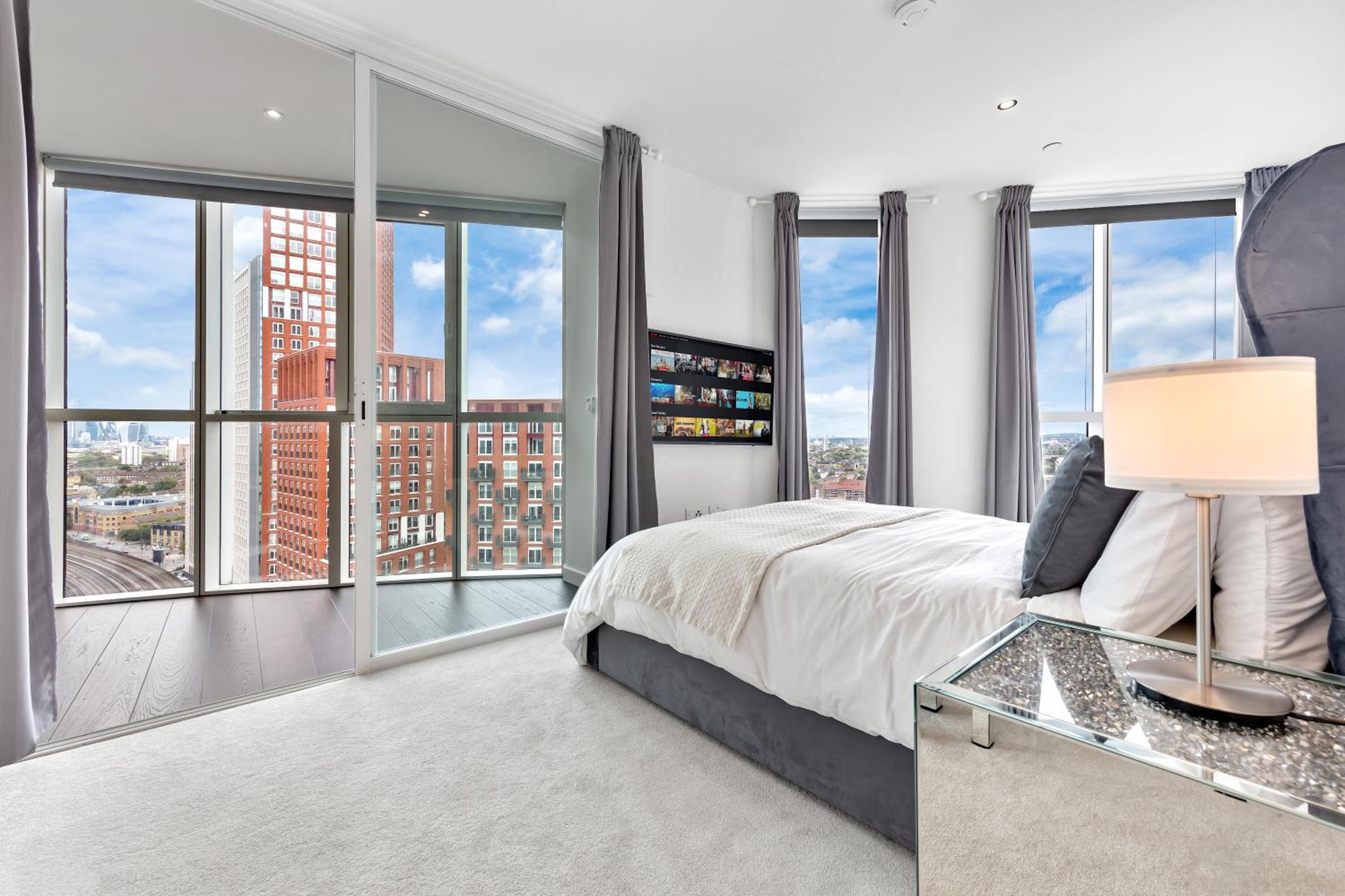Luxury 18th Floor Flat By Regal Realms Flexible Renting London with Rooftop City views & Gym