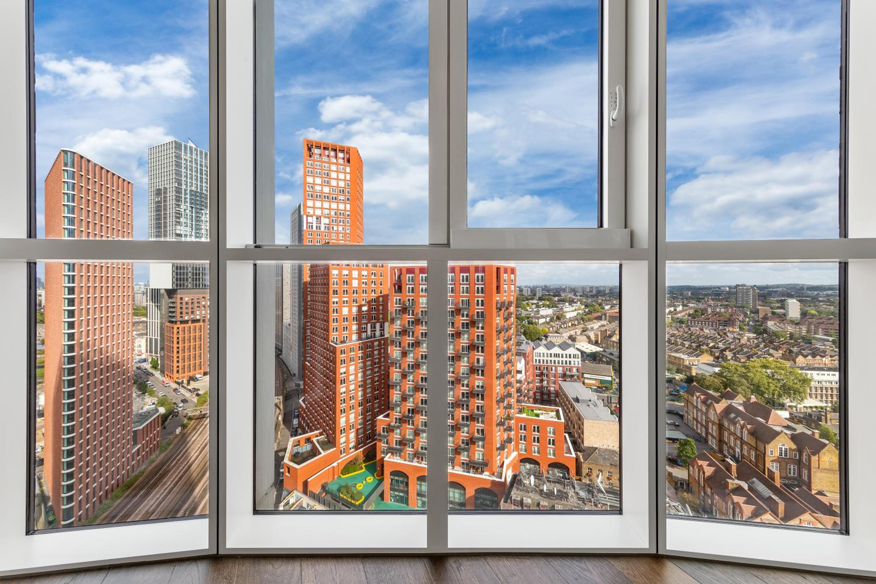 Luxury 18th Floor Flat By Regal Realms Flexible Renting London with Rooftop City views & Gym