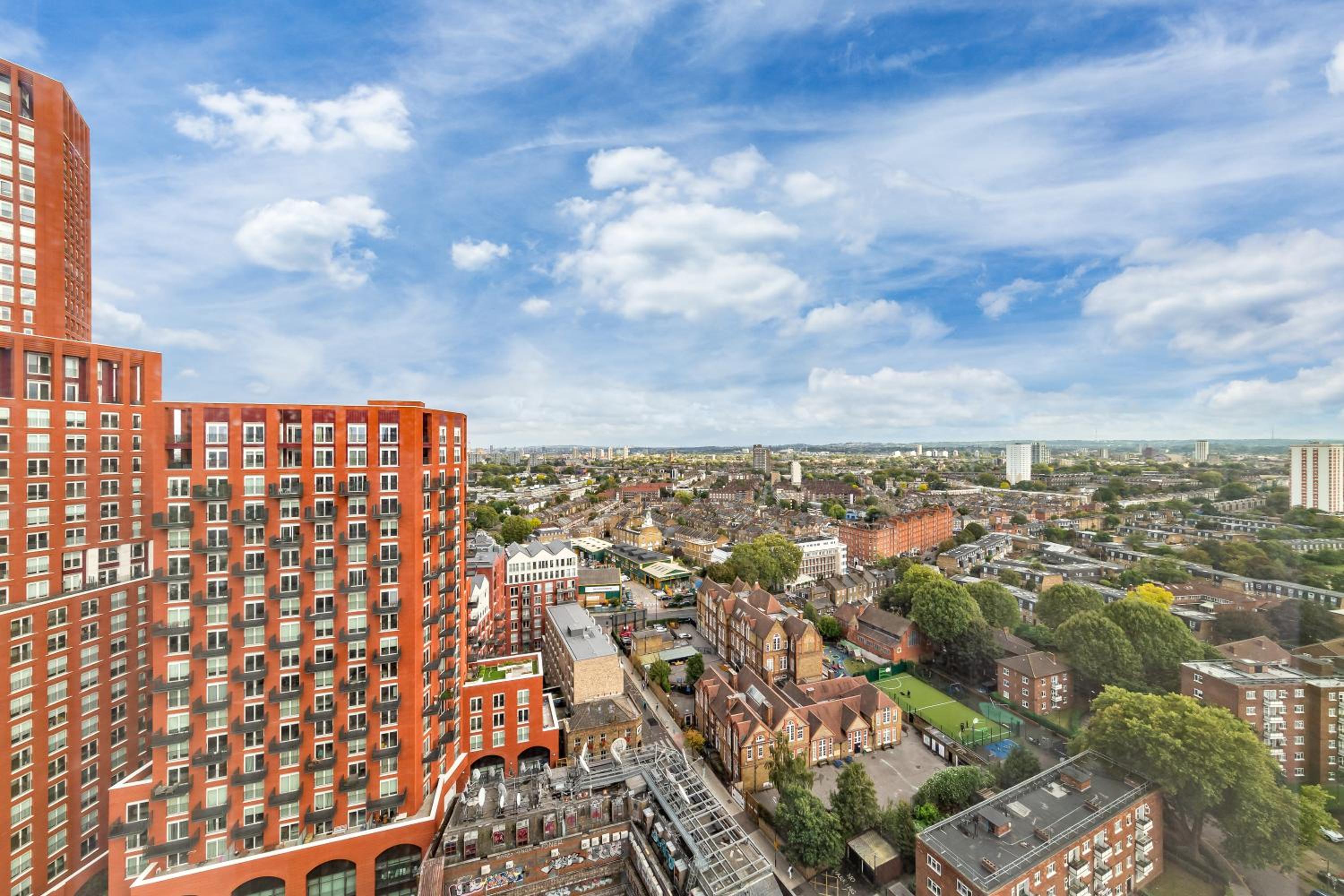 Luxury 18th Floor Flat By Regal Realms Flexible Renting London with Rooftop City views & Gym
