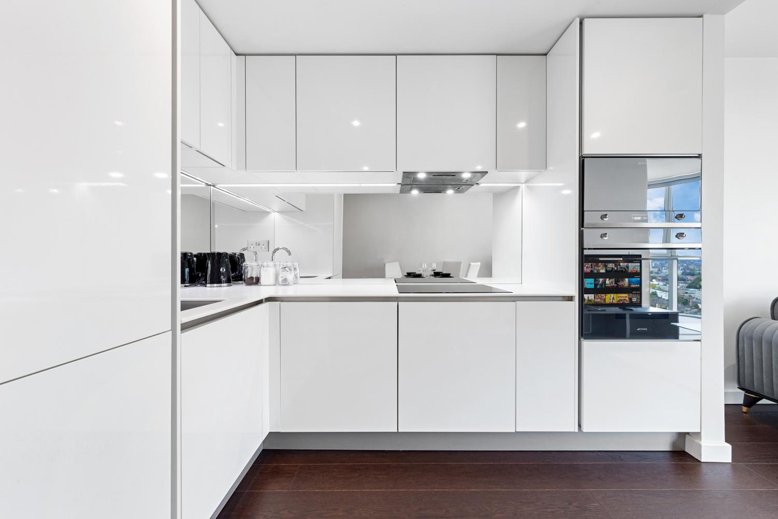 Luxury 18th Floor Flat By Regal Realms Flexible Renting London with Rooftop City views & Gym