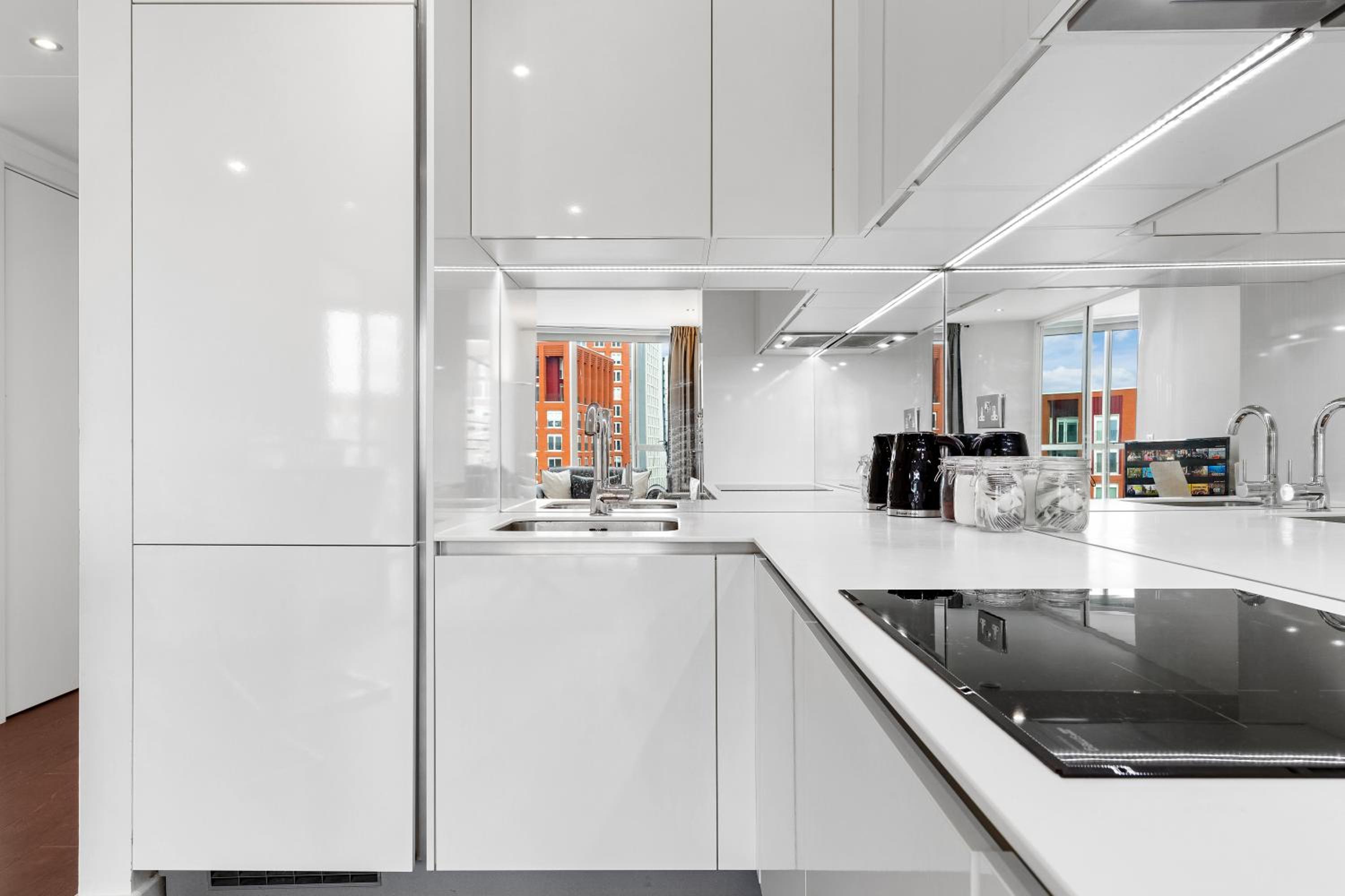 Luxury 18th Floor Flat By Regal Realms Flexible Renting London with Rooftop City views & Gym