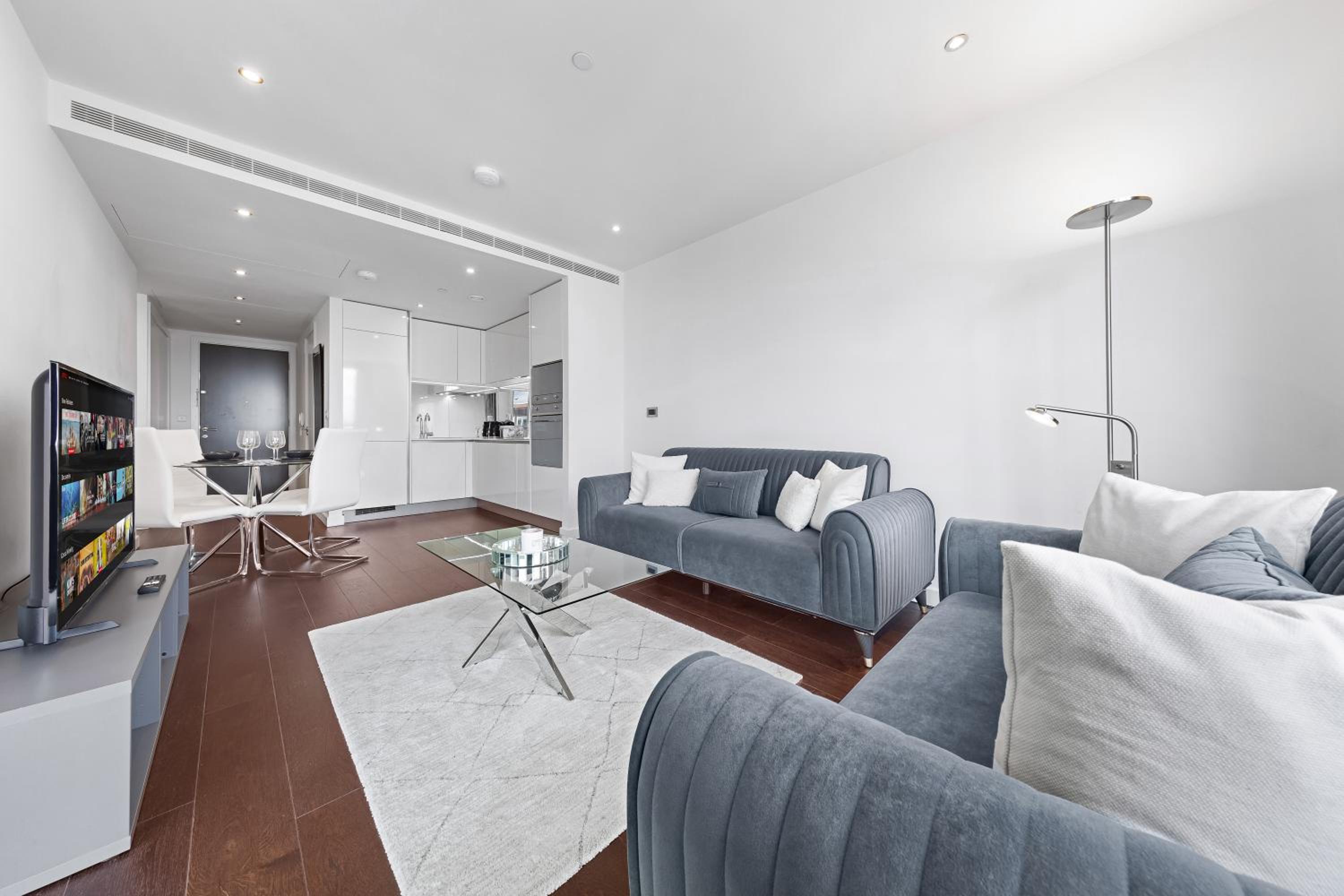 Luxury 18th Floor Flat By Regal Realms Flexible Renting London with Rooftop City views & Gym