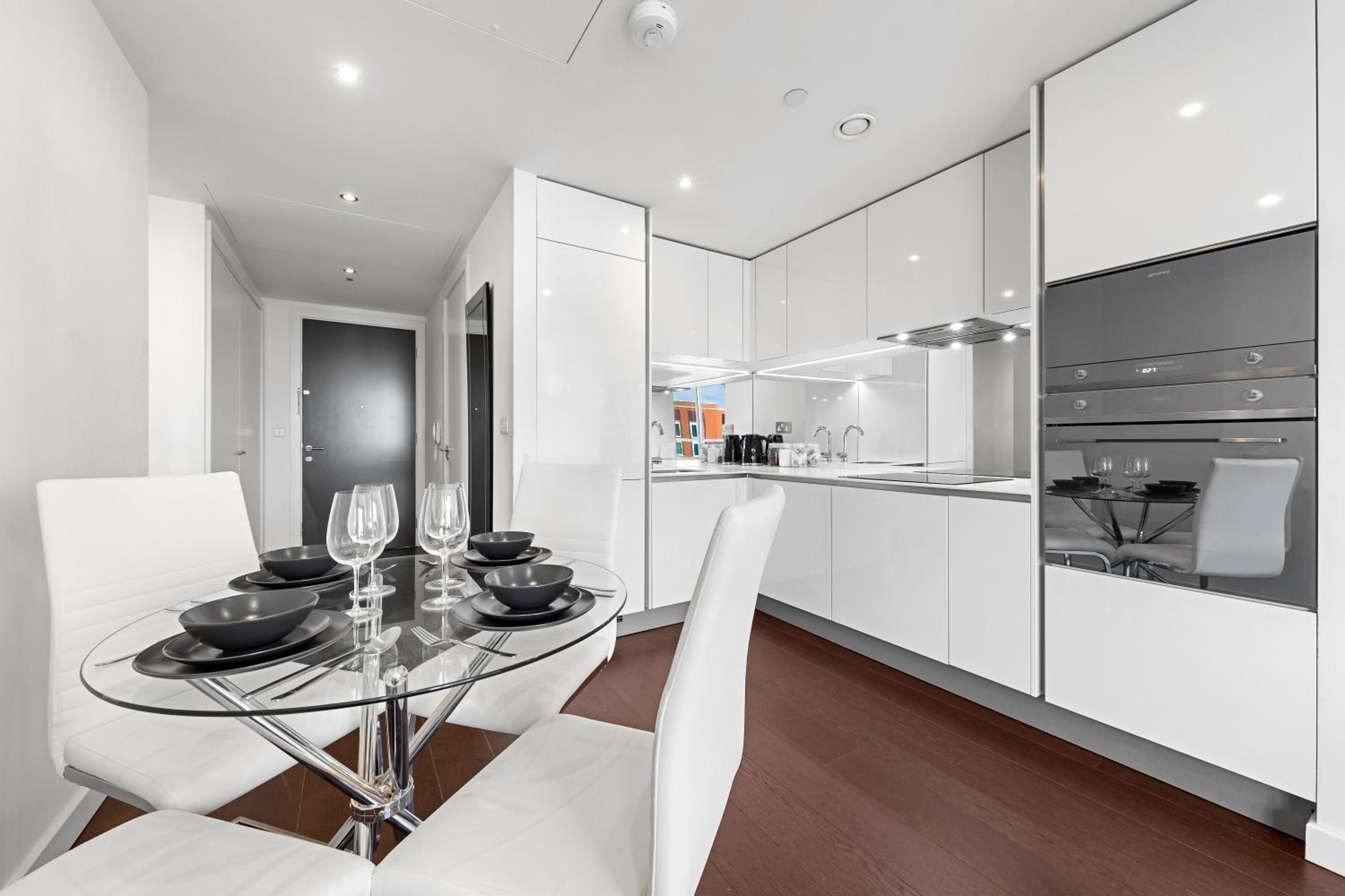 Luxury 18th Floor Flat By Regal Realms Flexible Renting London with Rooftop City views & Gym