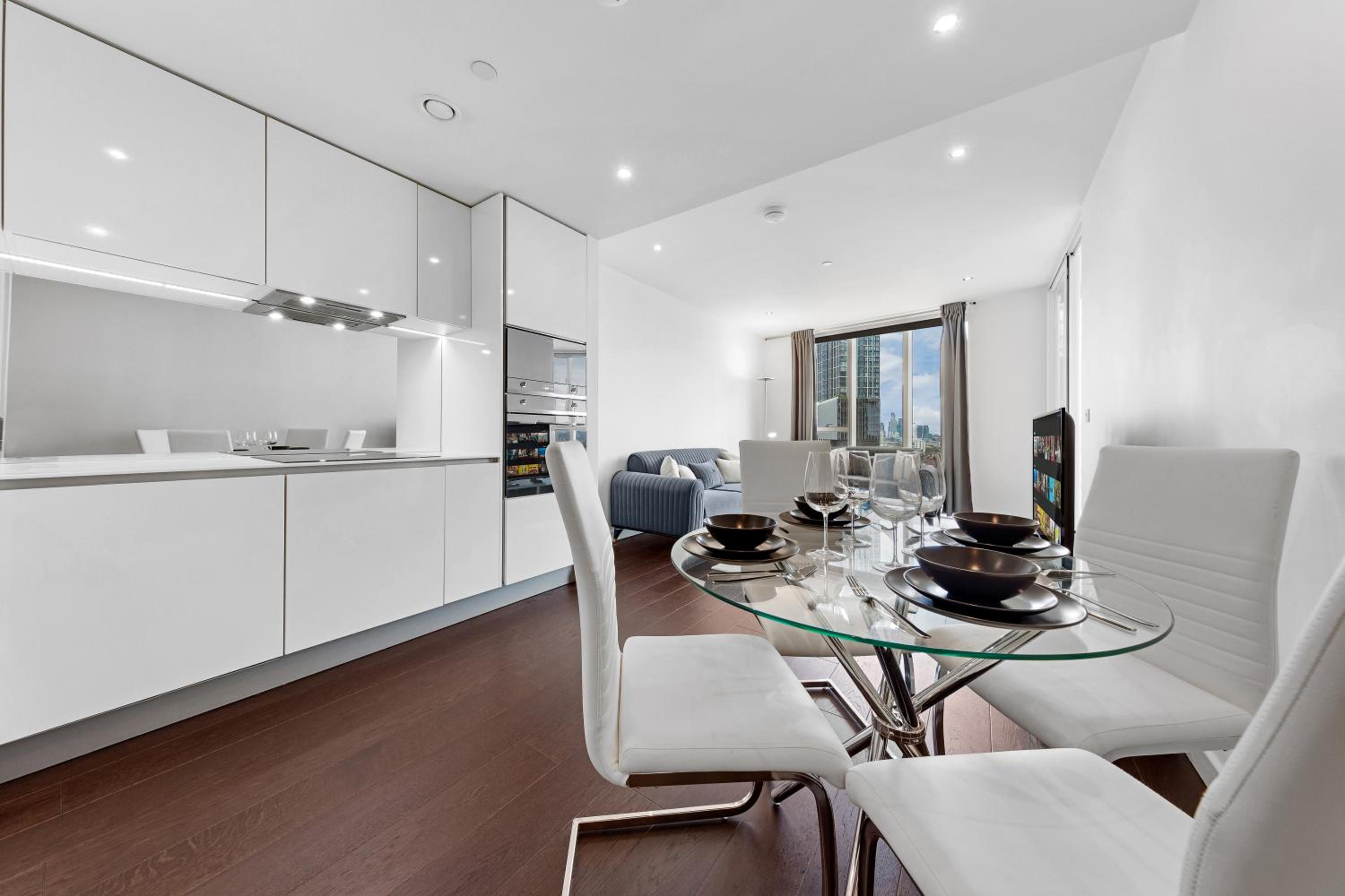 Luxury 18th Floor Flat By Regal Realms Flexible Renting London with Rooftop City views & Gym