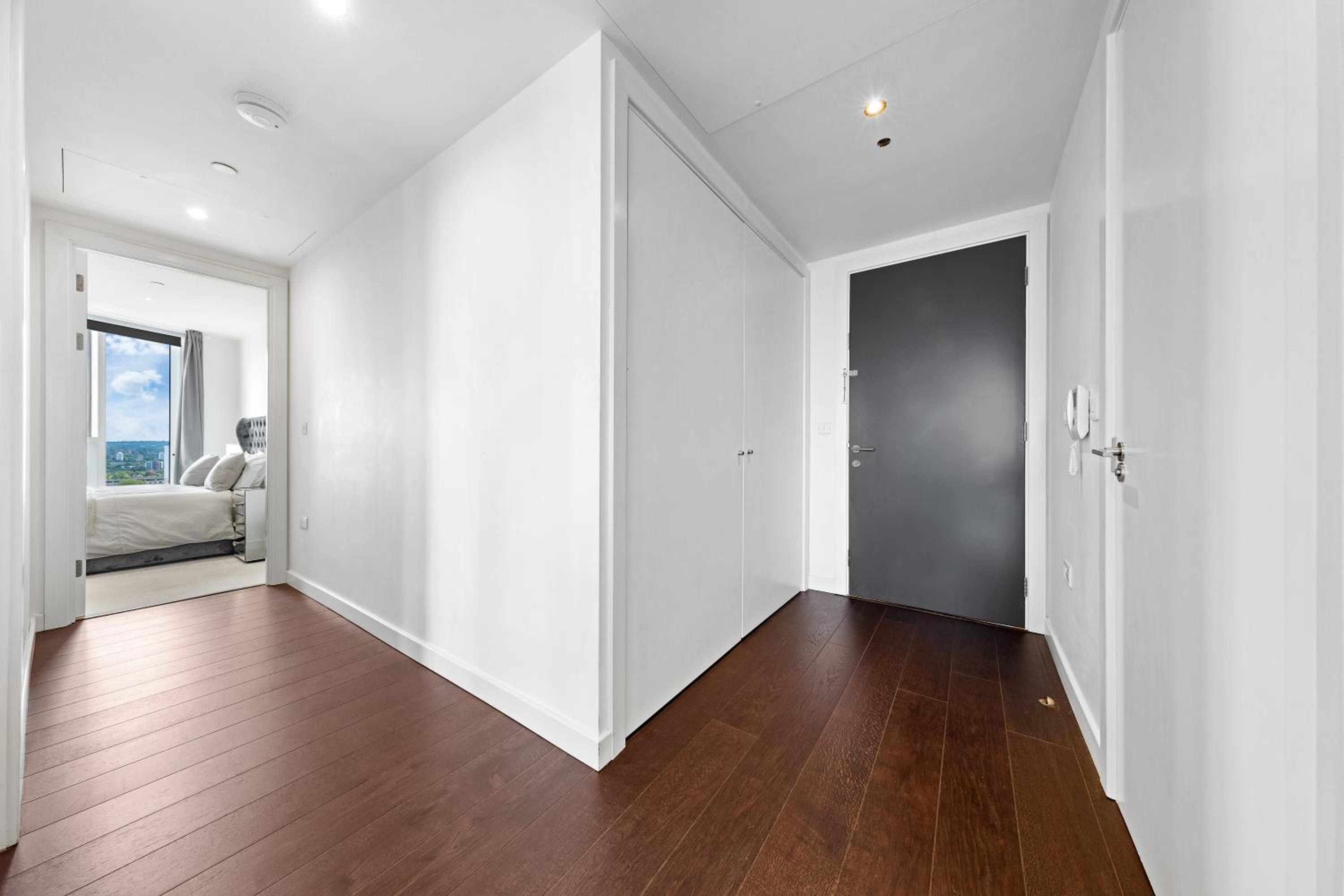 Luxury 18th Floor Flat By Regal Realms Flexible Renting London with Rooftop City views & Gym