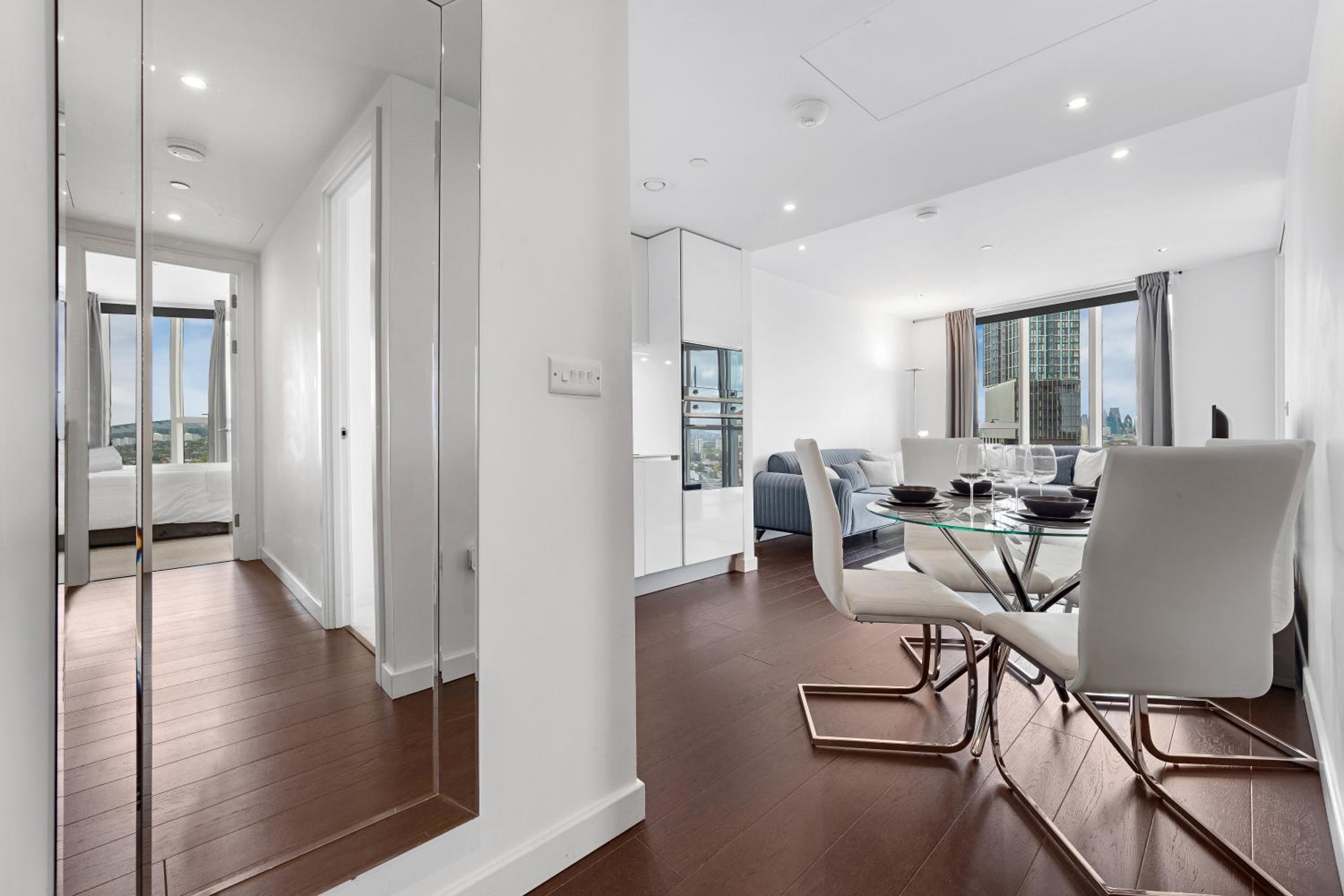 Luxury 18th Floor Flat By Regal Realms Flexible Renting London with Rooftop City views & Gym