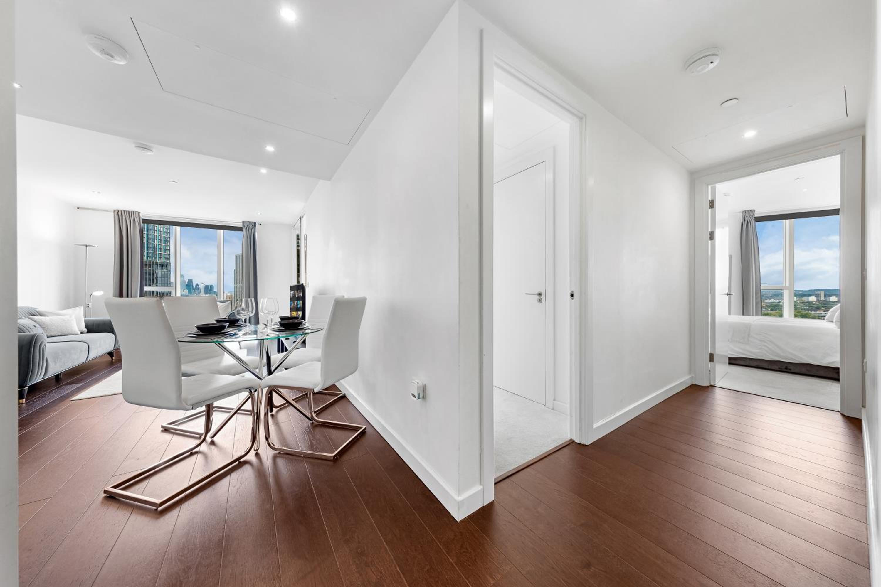Luxury 18th Floor Flat By Regal Realms Flexible Renting London with Rooftop City views & Gym